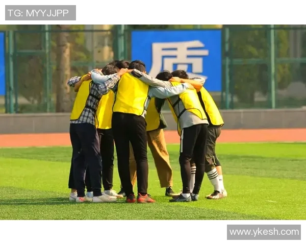 热情球迷欢呼迎接足球明星归来共庆荣耀时刻