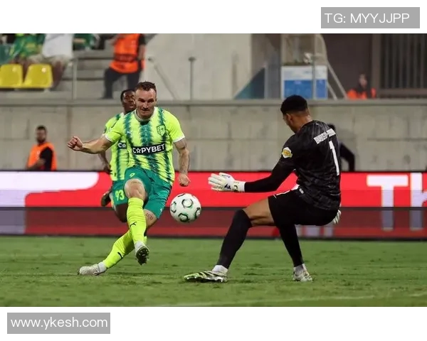 比尔森与拉纳卡激战正酣赛场比分悬念迭起引人关注